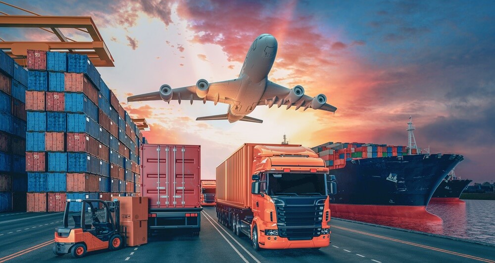 Containerterminal mit Flugzeug, Lkw und Containerschiff – multimodaler Transport für weltweite Warenbeschaffung
